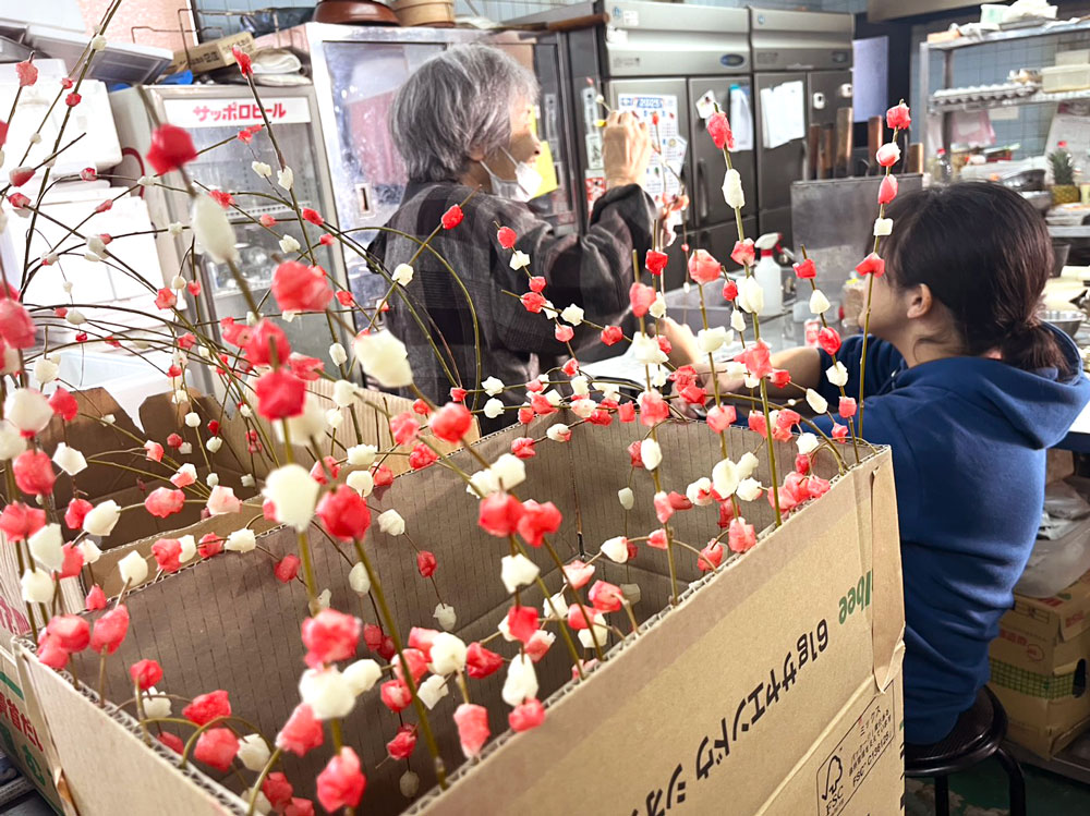 飾り花の製造の様子