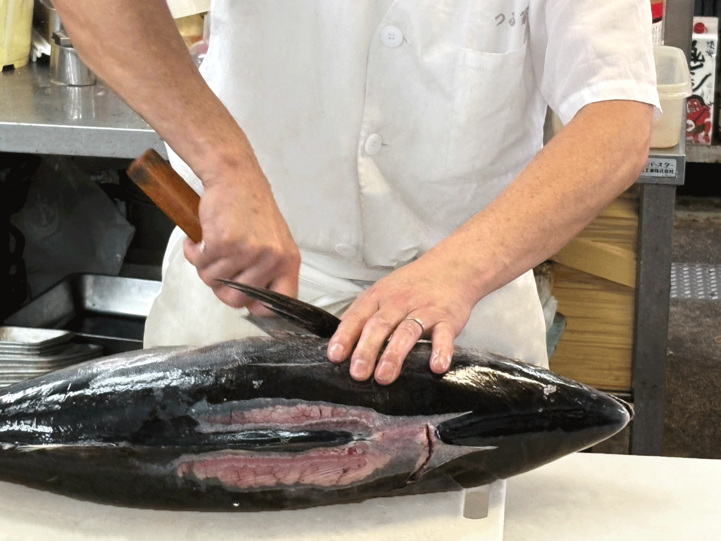 大将が魚を捌く様子